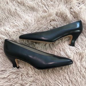 Liz Claiborne Vintage Navy Midi Pumps